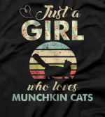  Just A Girl Who Loves Munchkin Cats Retro Vintage Cat T-Shirt
